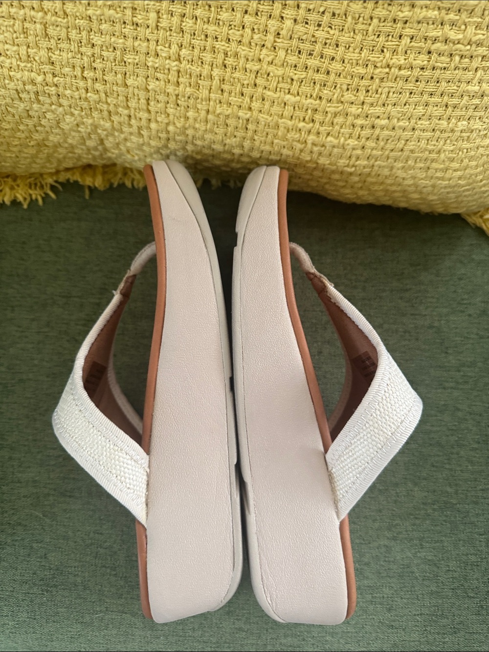 FitFlop Women’s Cream Canvas Wedge Thong Sandals Womens Size 08 - Picture 3 of 5